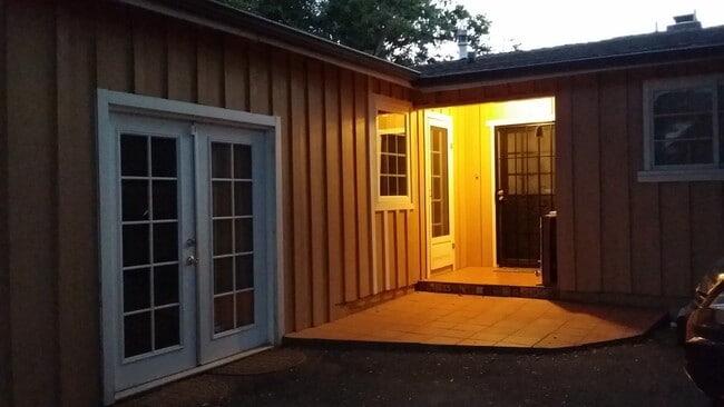 Building Photo - 401 Burnham Rd Unit Center