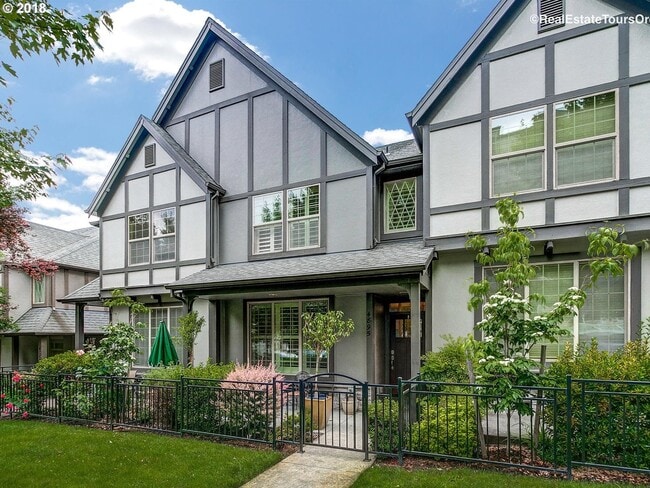 Building Photo - Amazing Location in NW Portland! Gorgeous ... Rental