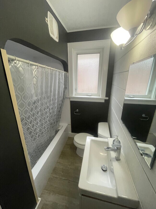 Photo - 134 Bridgeport Rd E