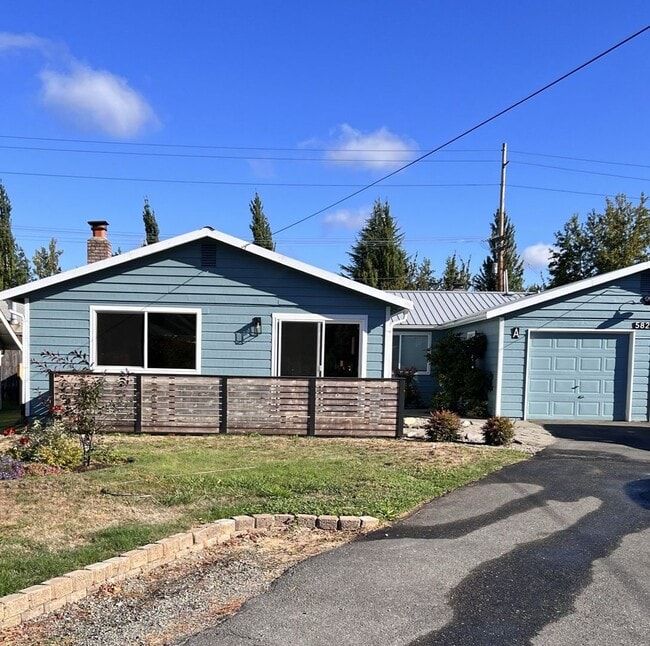 Building Photo - Duplex Must See Stunning Updated 2BR/1BA/1 car garage Avail. June 5th