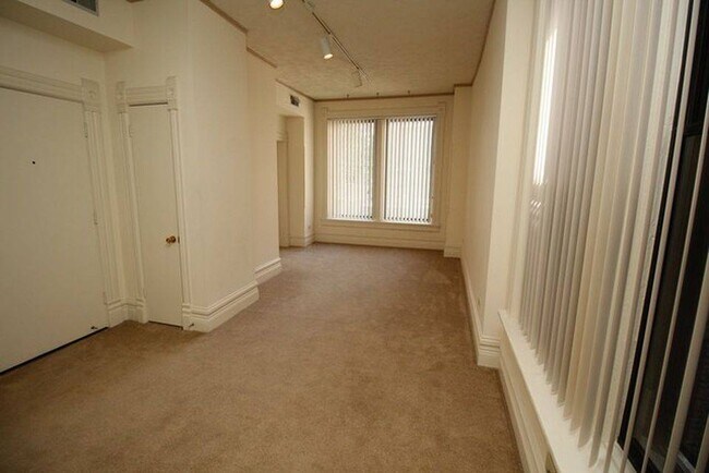 Photo - 625 W Belmont Ave