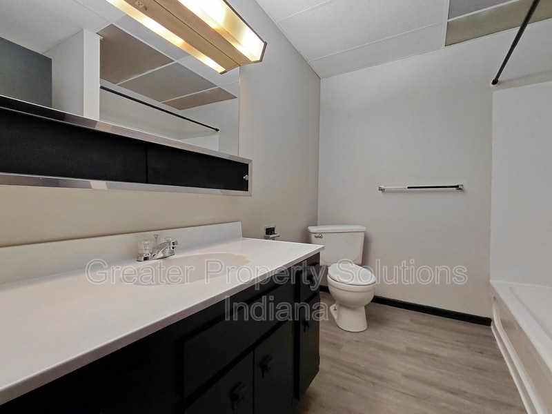 Photo - 416 E Commercial Ave