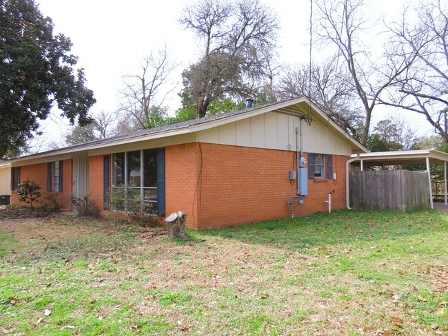 Photo - Spacious 3 Bedroom 2 Bathroom Home with LARGE Backyard!