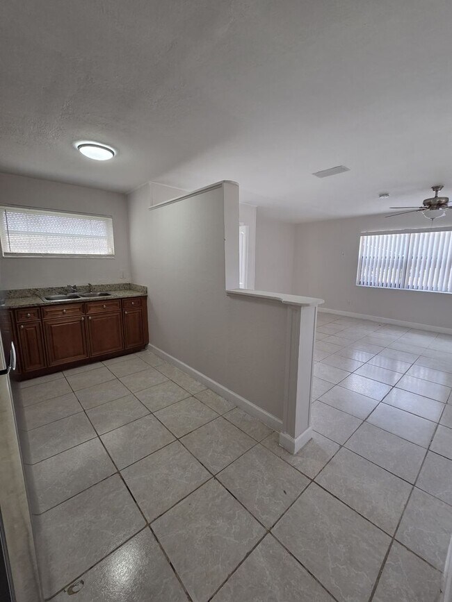 Building Photo - 2127 NW 7th St Unit 1 Rental