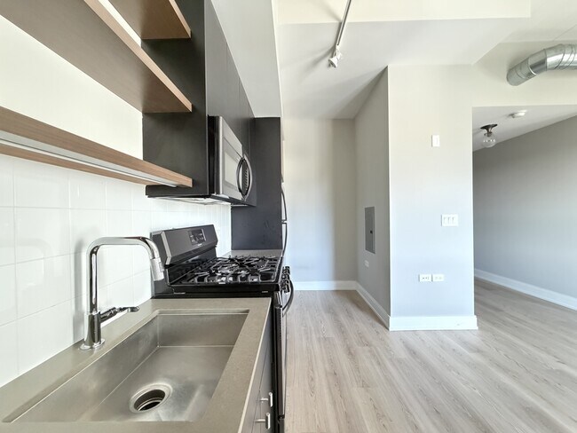 941 W Belmont Ave Unit 105
