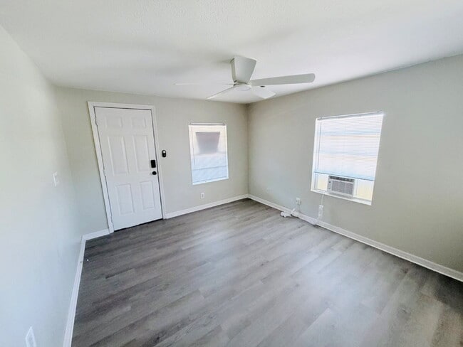 Photo - "Cozy 1-Bedroom Retreat in Haines City – Modern Comfort in 432 Sq Ft!" Unidad 4