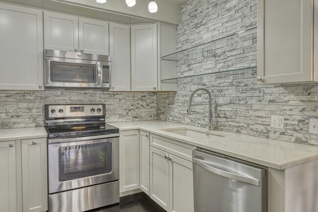 Photo - Luxurious 2 Bed, 2 Bath Condo with Stunning Views in Governor's Park! Unidad 908