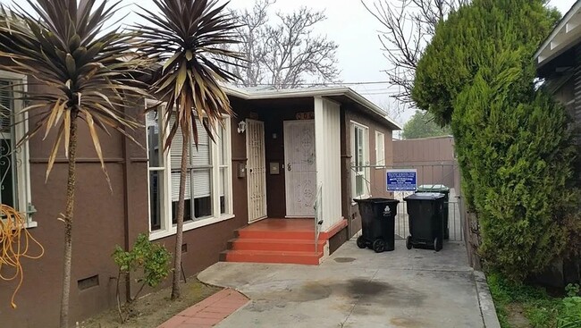 Building Photo - 51st Street Apartments Triplex Unit 617 1/4