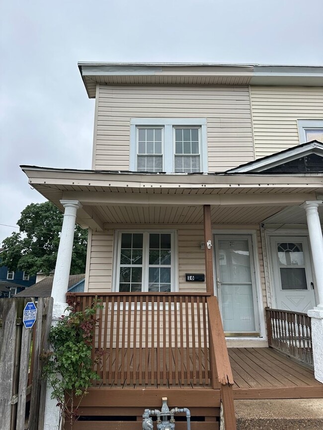 3 Bed, 1 Bath Townhome - 3 Bed, 1 Bath Townhome