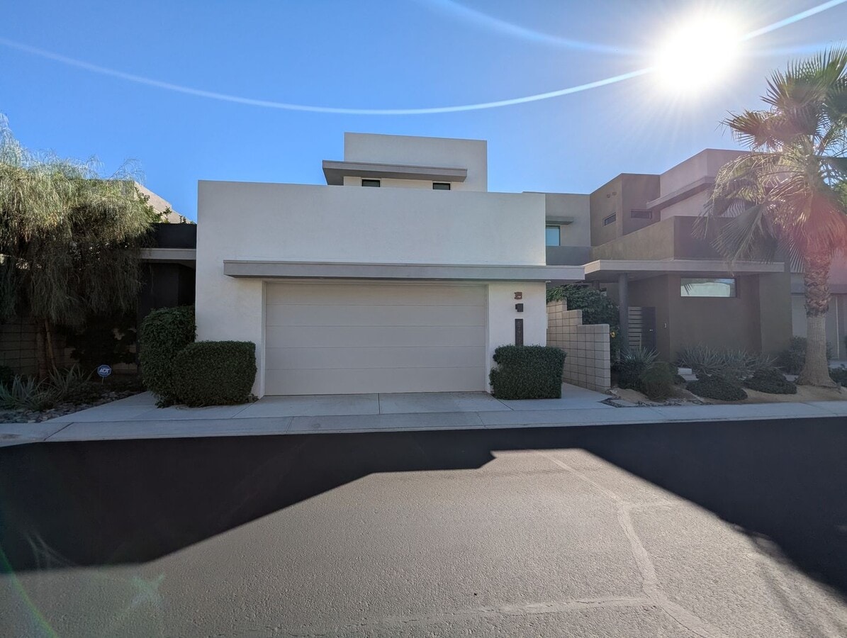 Modern 3-Bedroom Townhome with Private Poo... - Modern 3-Bedroom Townhome with Private Poo...