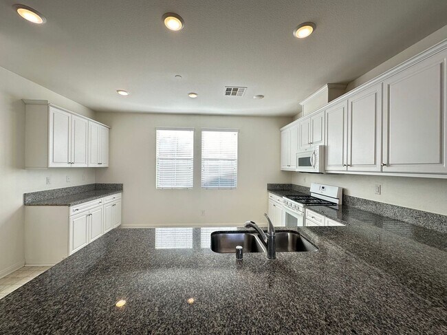 Photo - 4 Bedroom home for leasing in Eastvale