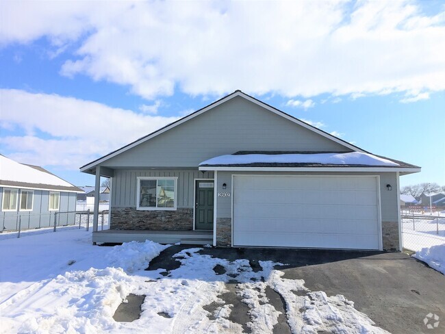 Building Photo - This Home Has It All!