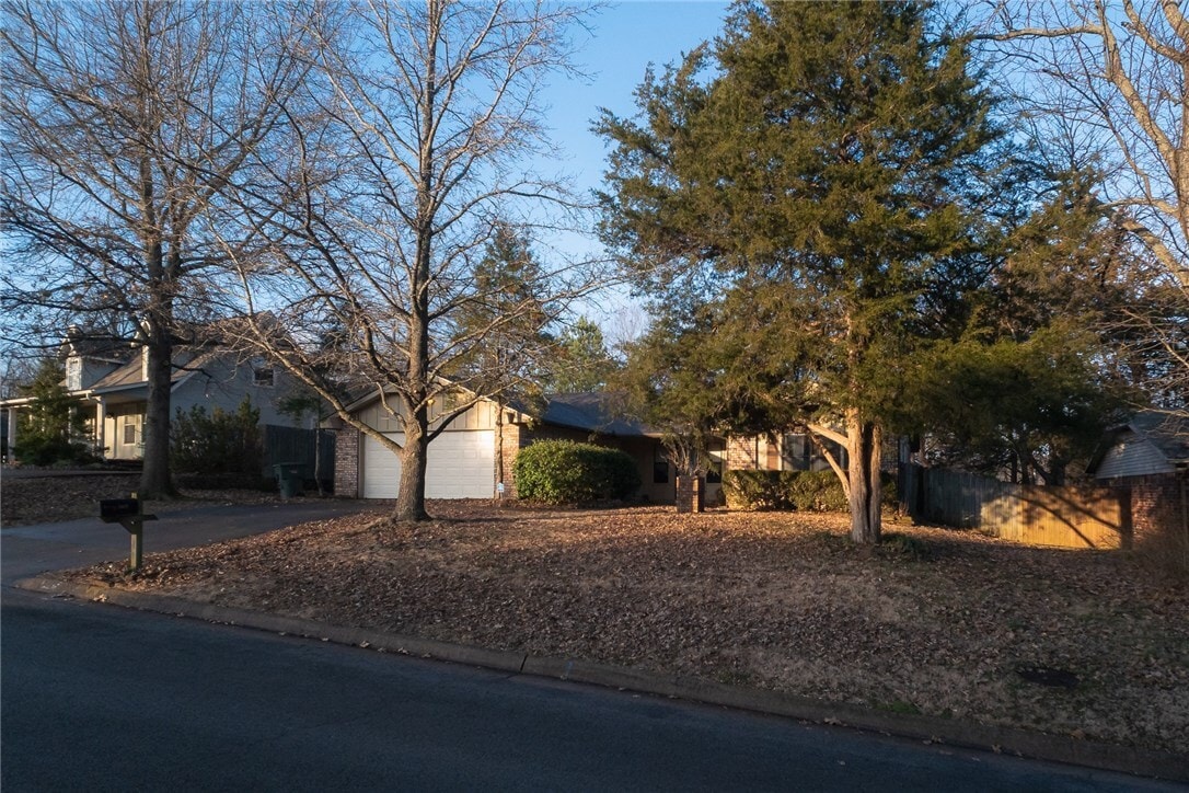 Photo - 2425 N Primrose Ln