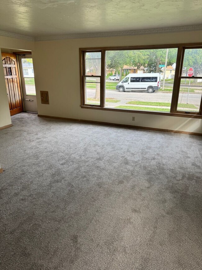 Photo - Newly Renovated 3-Bedroom Upper Flat Near ... Unit 815-Lower