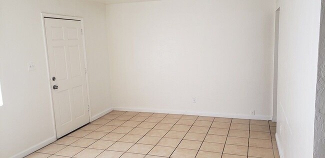 Photo - 114 W Riley Dr
