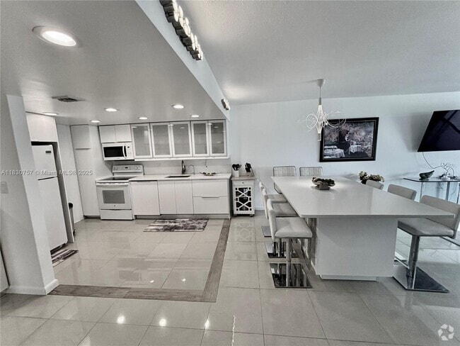 Building Photo - 3051 S Palm Aire Dr Unit 201 Rental