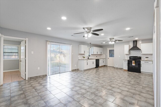 Photo - 906 Alyse St