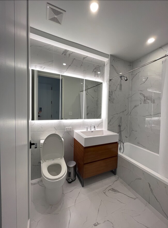 The Rental Private Bathroom - 2141 46th Ave Unidad NA