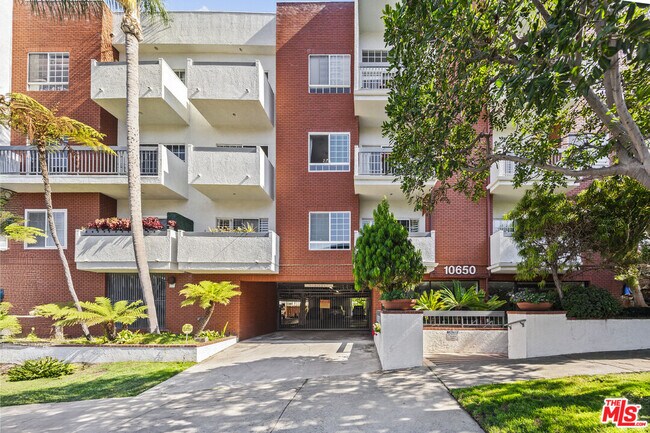 Building Photo - 10650 Kinnard Ave Unit 303 Rental