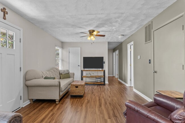 Photo - 620 E New England Ave