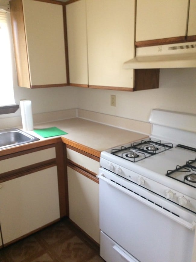 kitchen - 203 S Center St Unit B