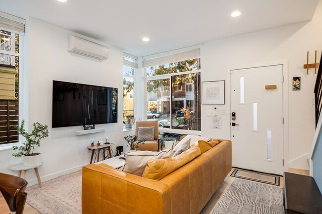 Building Photo - 764A Belmont Pl E Unit SI ID1035944P