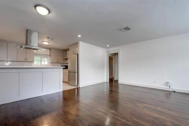 Photo - 7202 Housman