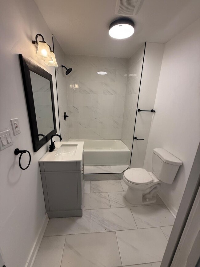Photo - 3333 Gillham Rd