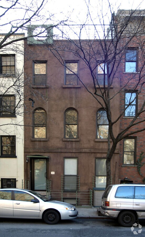 Photo - 448 W 25th St