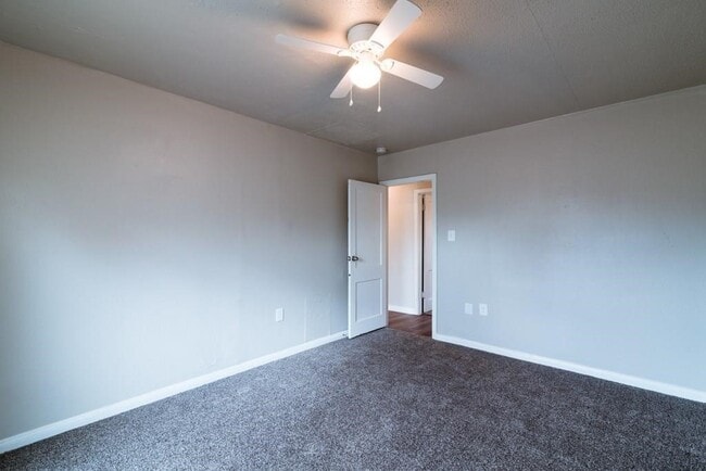 Building Photo - 5327 Bell St Unit 8 Rental