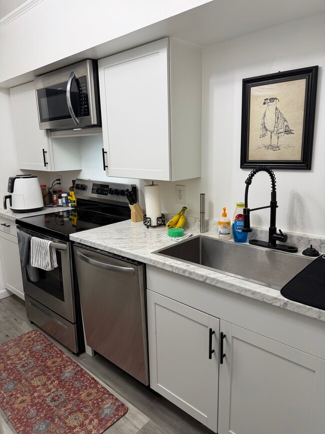 Building Photo - Condo - furnished private bedroom with private bathroom Unit #1
