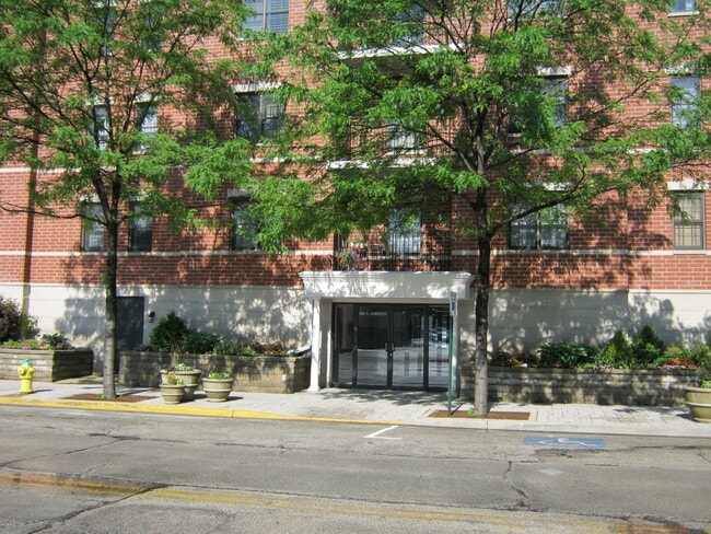 Building Photo - 200 N Addison Ave Unit 206