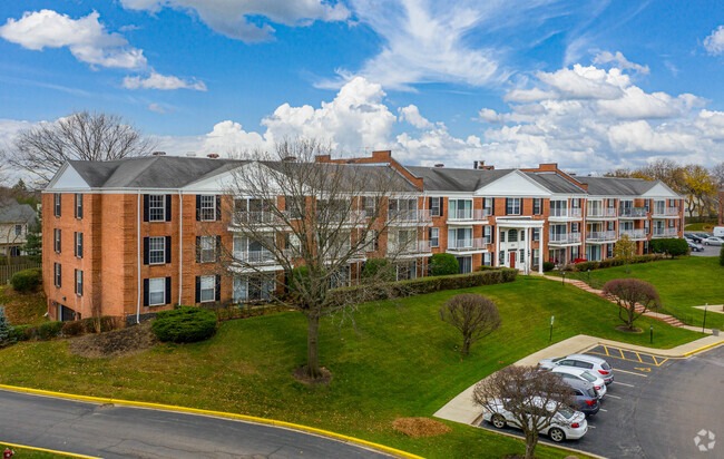 Building Photo - Versailles on the Lakes Schaumburg Rental