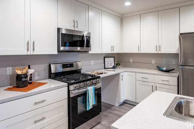 1BR, 1BA - 866SF - Centerpointe at Market