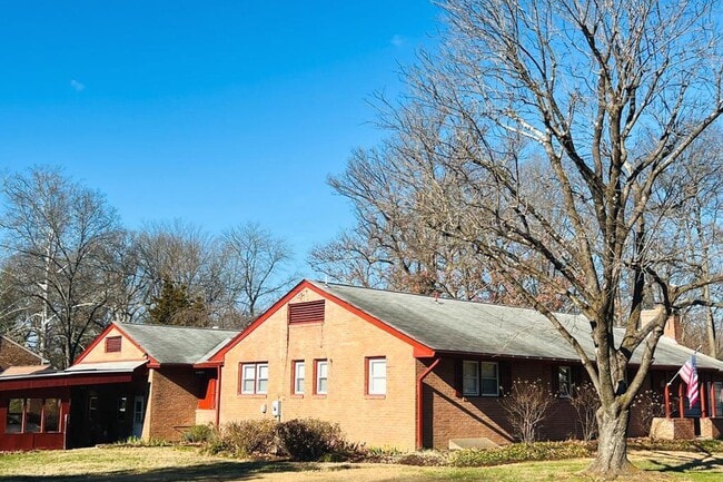 Building Photo - 3900 Laurel Rd