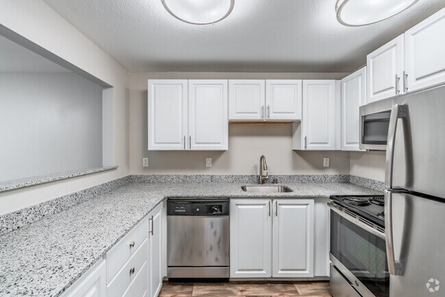 2BR, 1BA - 928SF - Kitchen