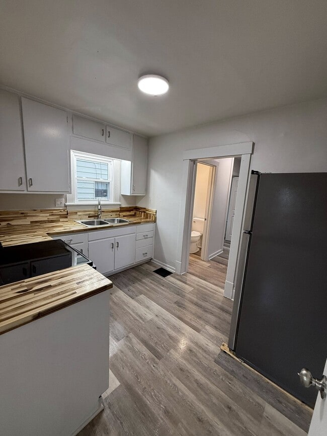 Photo - 724 Luck Ave