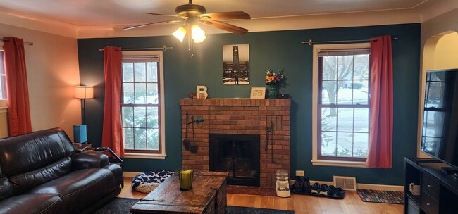 Photo - 2923 Arthur St NE