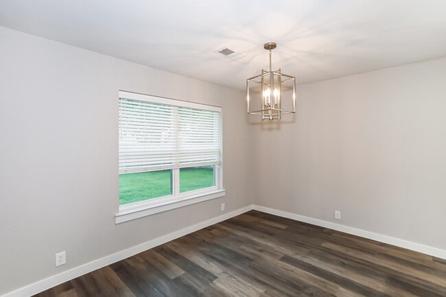 Photo - 1109 Finch Ave