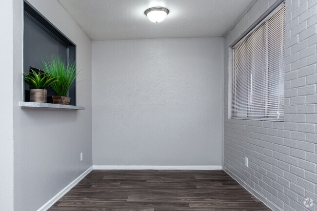1BR,1BA-750SF