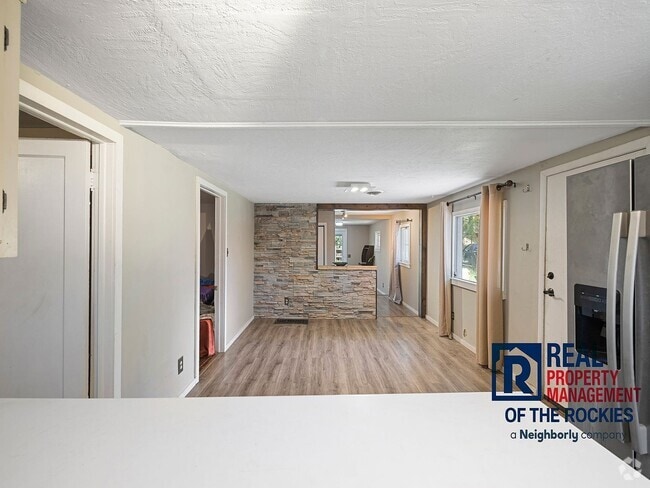 Building Photo - 2 Bed, 2 Bath with Yard, Parking & Laundry... Rental