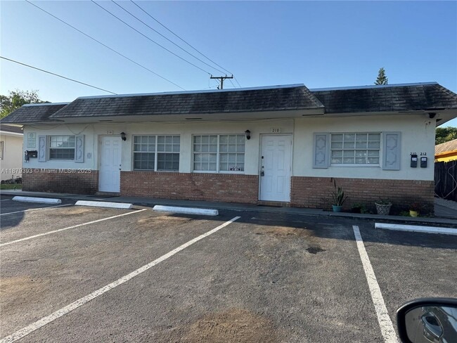 Building Photo - 216 NE 41st St Unit 216
