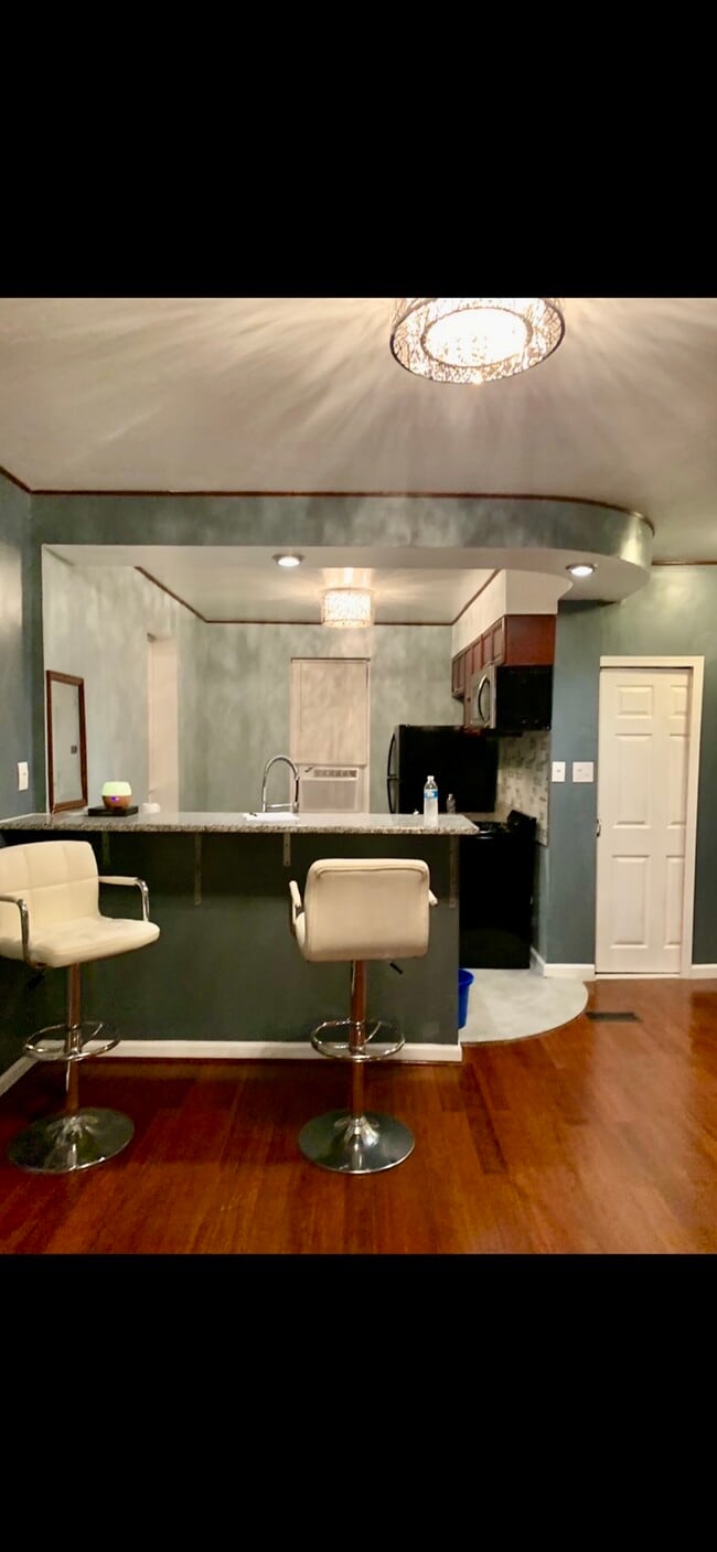 Building Photo - 143 Delphine St