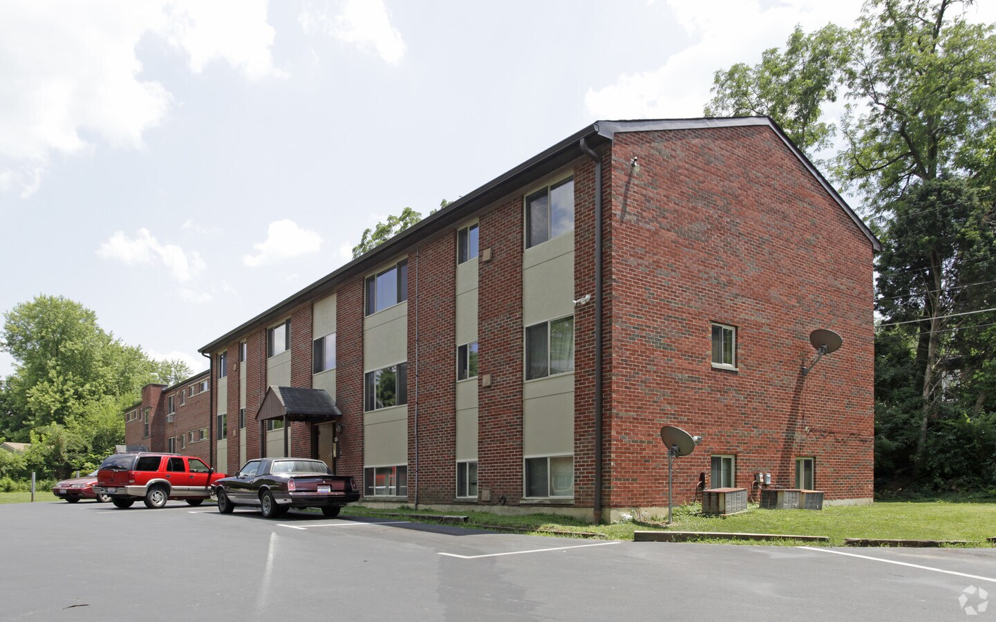 Robinson Circle Apartments - Robinson Circle Apartments