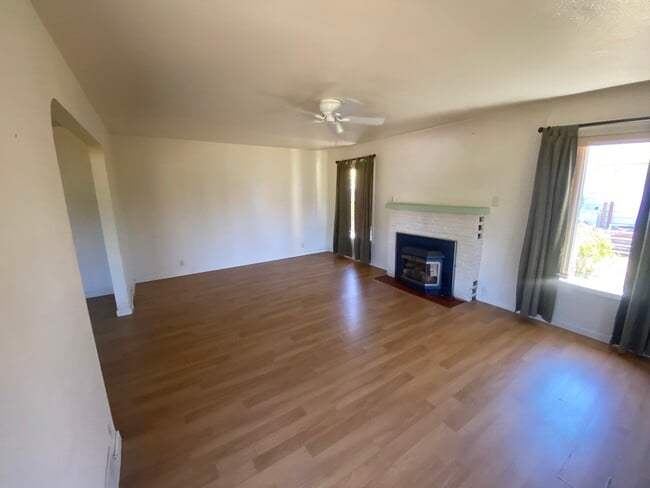 Sala de estar - 2575 Sheridan Ave