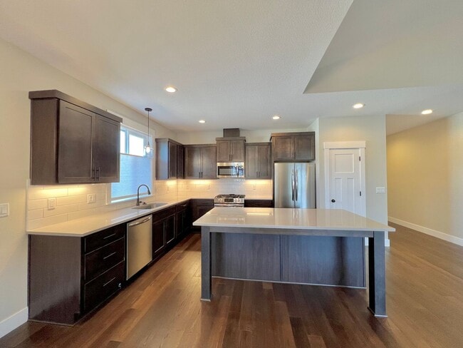 Photo - 3 BED+OFFICE/DEN!! STUNNING FLOOR PLAN, HIGH END FINISHES, END LOT!