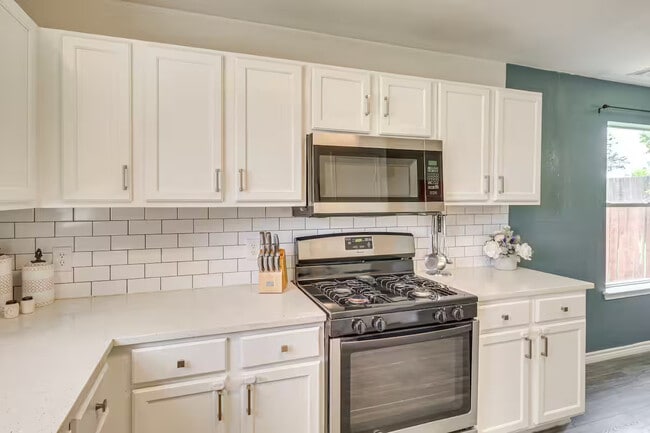 Photo - Room in House on Hungry Horse Dr