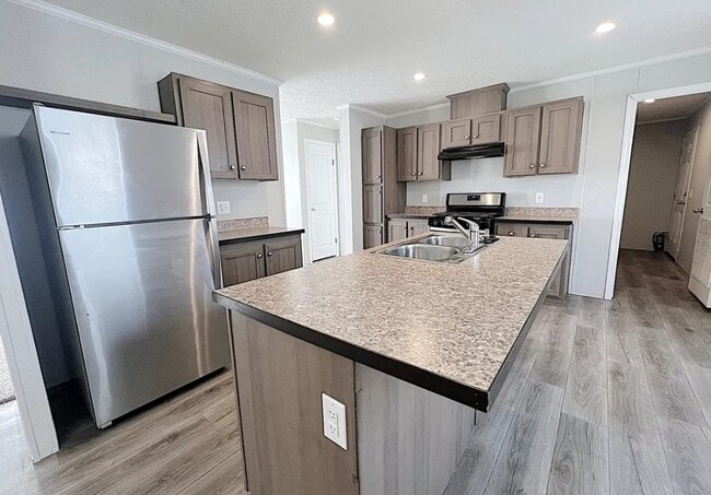 Building Photo - 6581 Hillcrest Dr