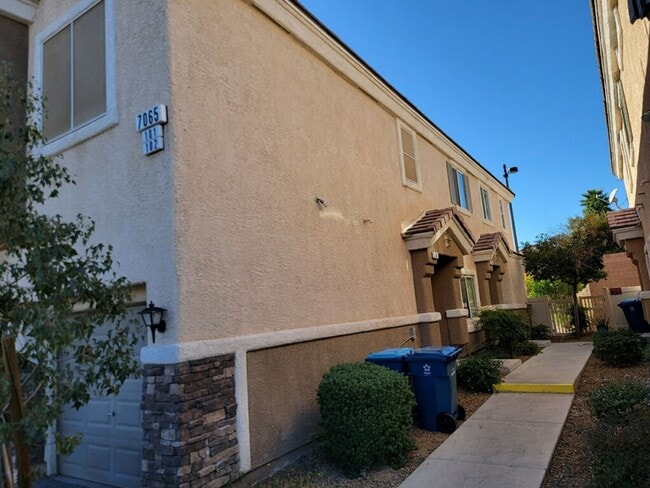 Photo - 3 Bedroom Townhouse with a backyard