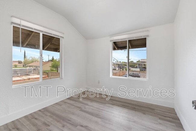 Photo - 1647 E 6th St